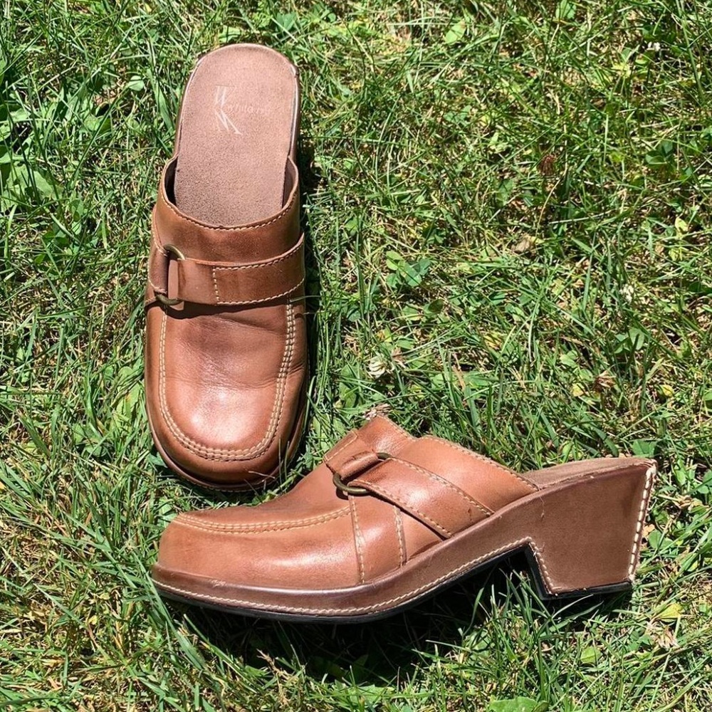 Brown vintage boho chunky heels
• Brand: White Mountain
• Size: 6 - Picture 5 of 6